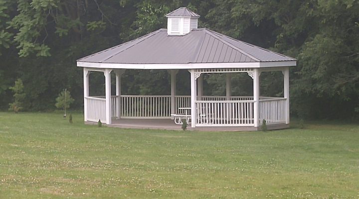 Outdoor gazebo at Brook Pointe Resort surrounded by greenery